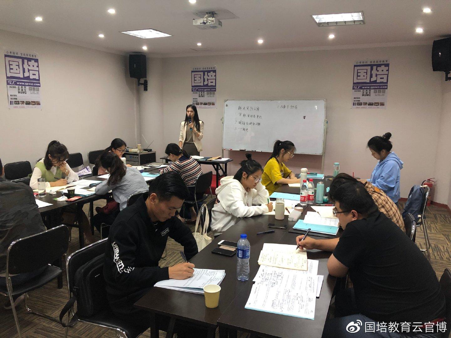 河南省教育厅“国培计划”专家视导组对我校国培项目进行视导-