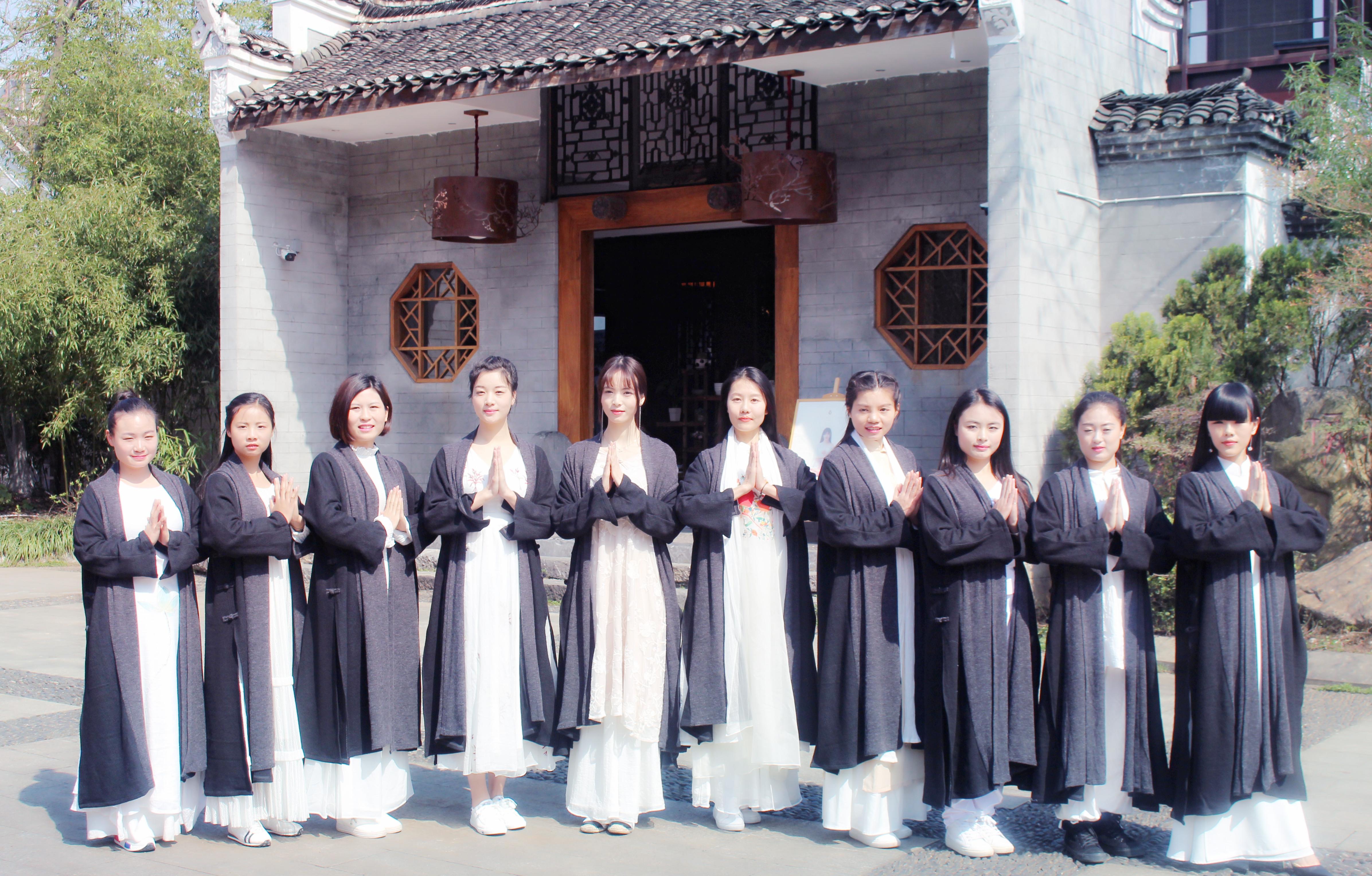 郴州瑜伽,灵伽泛瑜伽的研发者,让身体与心灵一同在路上!