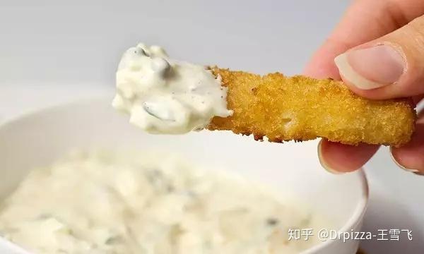 它的主要原料有蛋黄酱,洋葱,酸青瓜,欧芹,莳萝,柠檬汁,水瓜柳,番茜碎