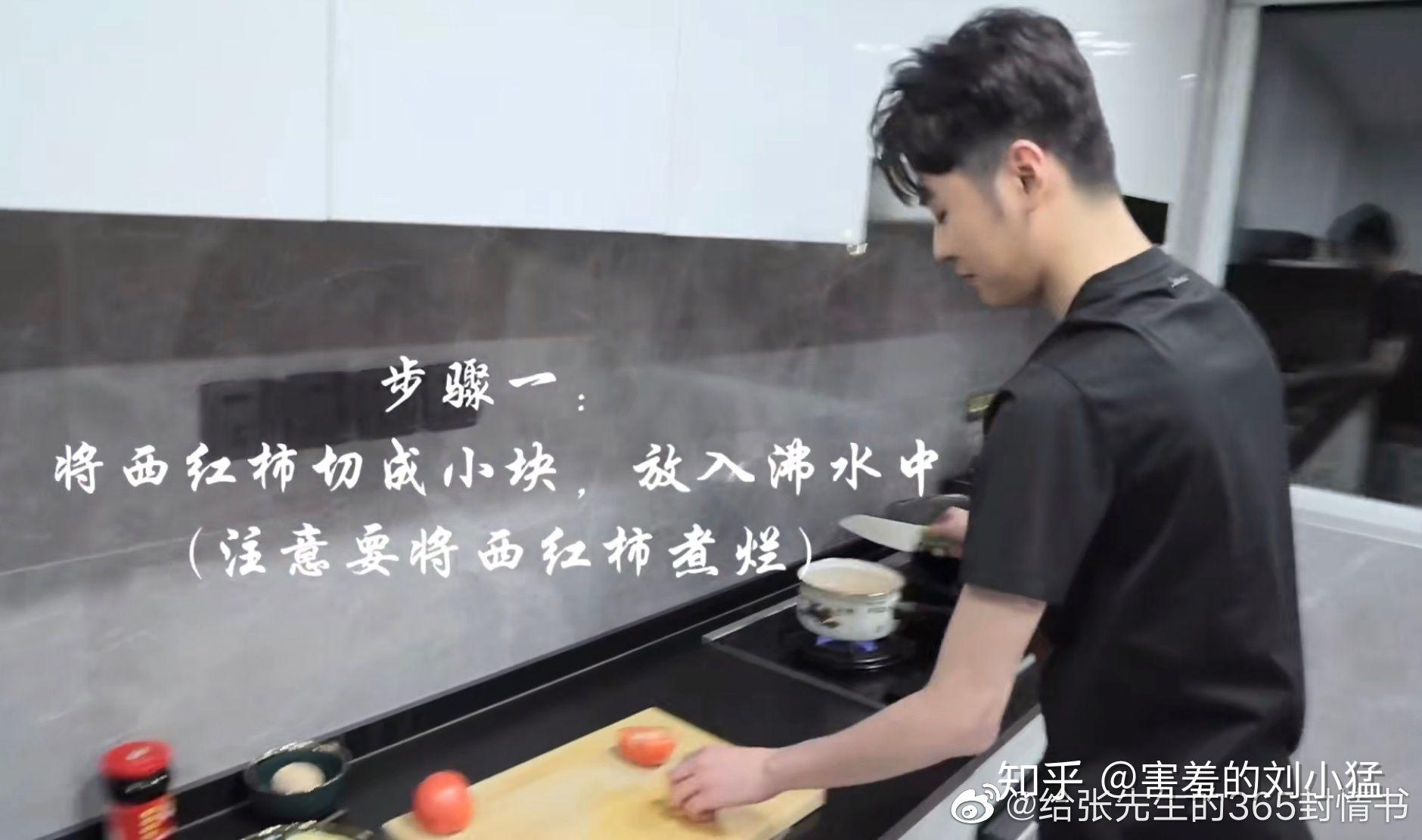 看完视频,依然觉得很玄幻……张云雷不吃泡面,他要吃螃蟹!就在冰箱里!