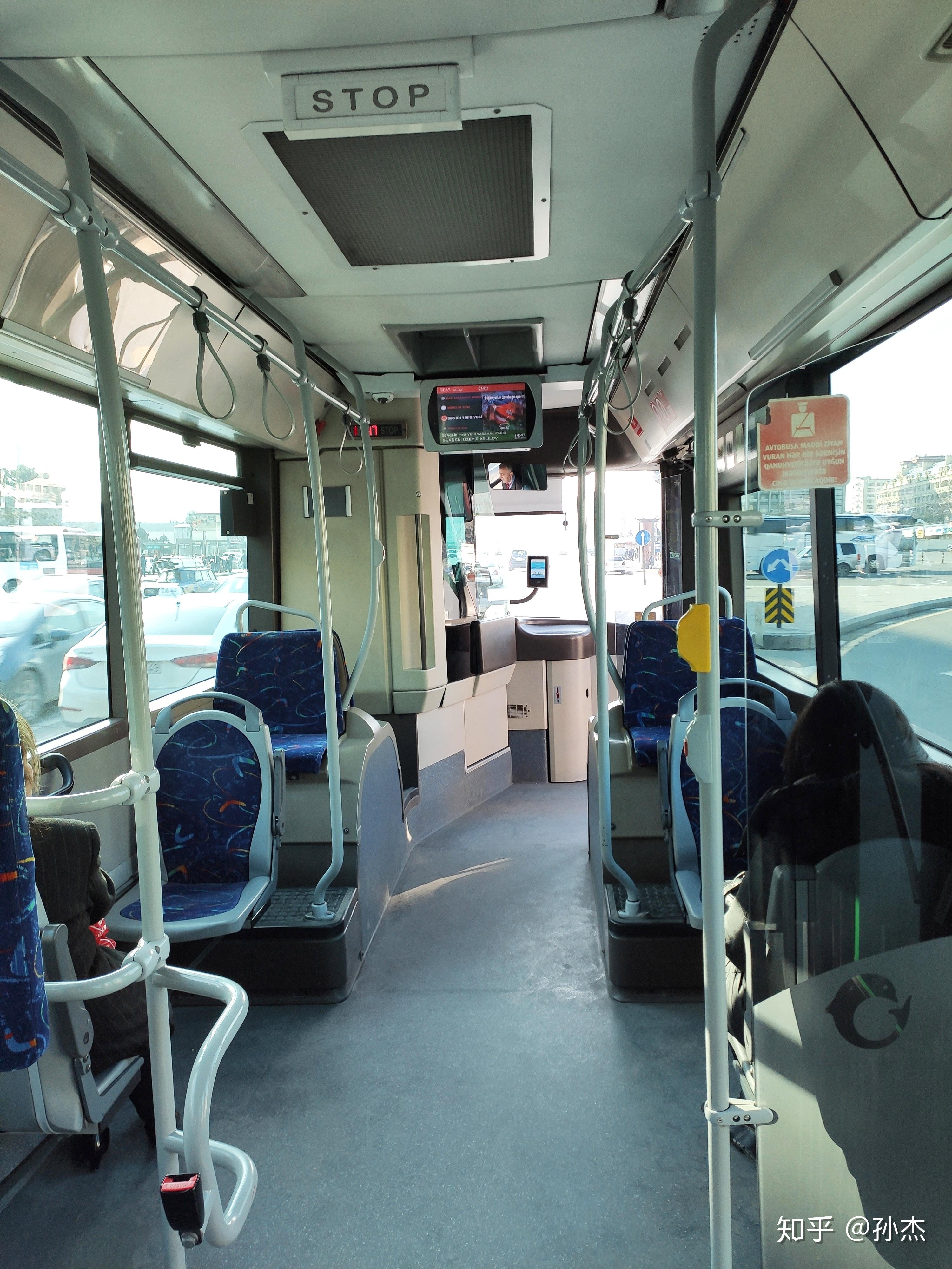 寄存好行李,离开火车站,坐上巴库地铁和公交车,开始闲逛,走马观花.