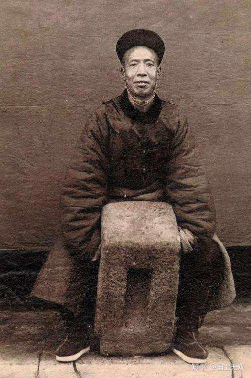 武举考试用的"掇石"当时有几个年轻人和记者跃跃欲试,最后谁也没能把