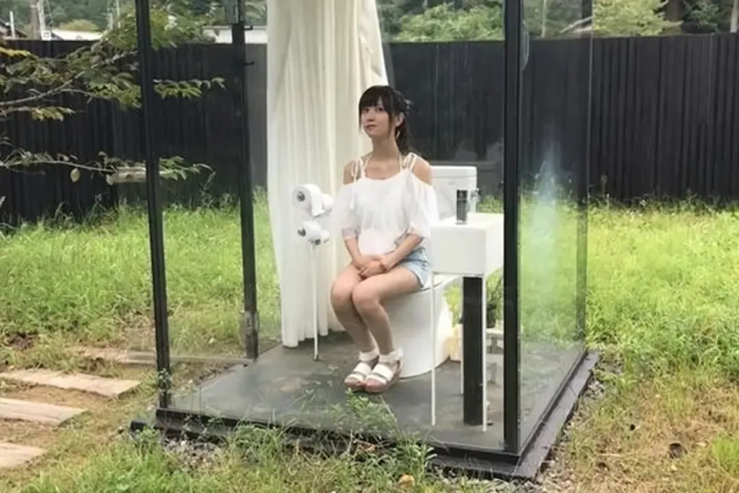 上了透明女厕所全程被围观是什么体验