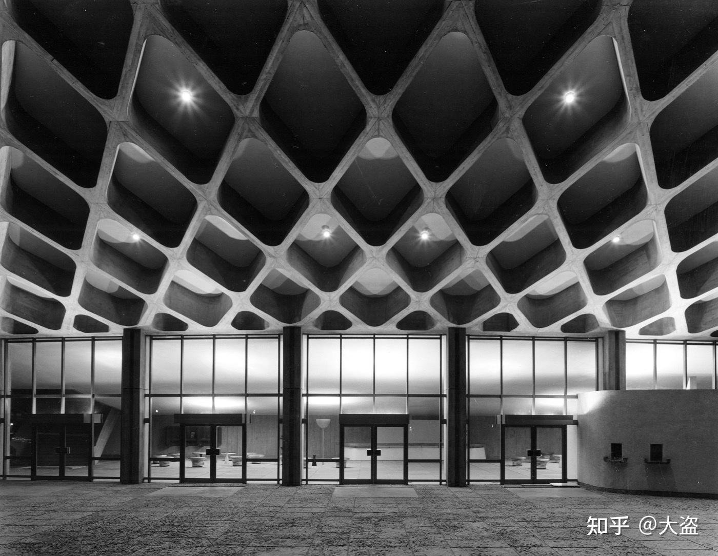 67由丹下健三于1964年设计的香川县立体育馆,正处于亟待拆除的边缘.