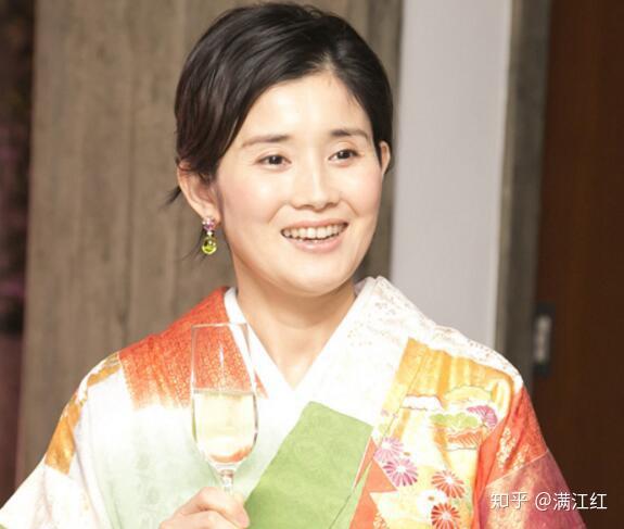 姐妹俩几乎是同时被星探挖掘出来的,石田百合子16岁时在自由之丘被