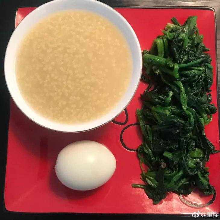 童瑶用小米粥和一份青菜来搭配,看着朴素,但在我心里真是健康又美味
