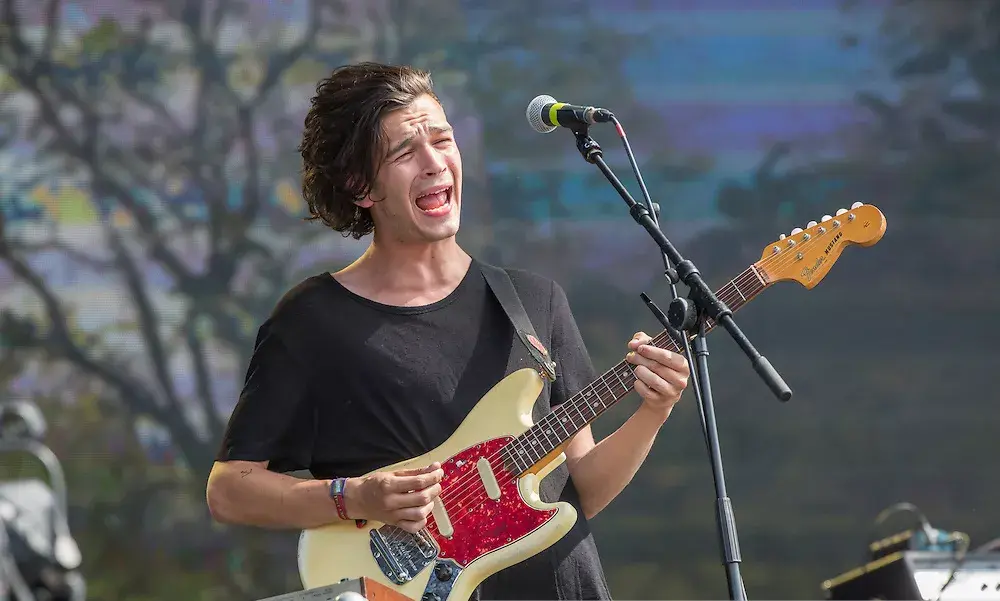 1975乐队对药物和政治一样的真诚