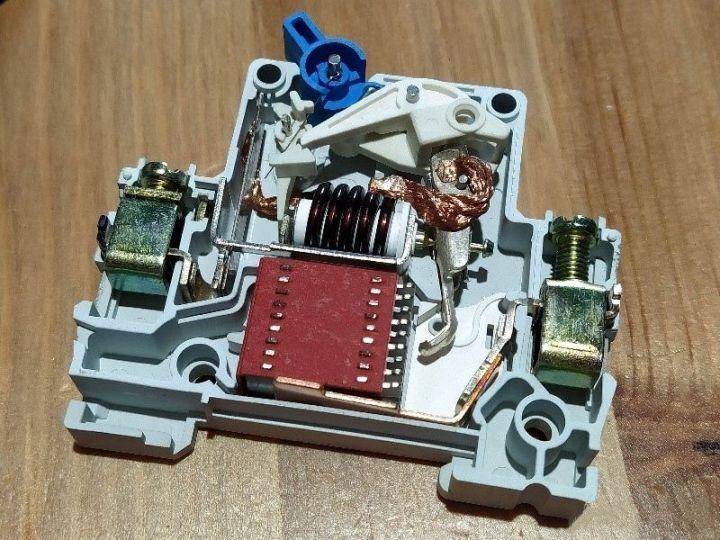 内部结构.把它拆开看看,用电钻把连接的黄铜卯钉钻开.底下的条形码.