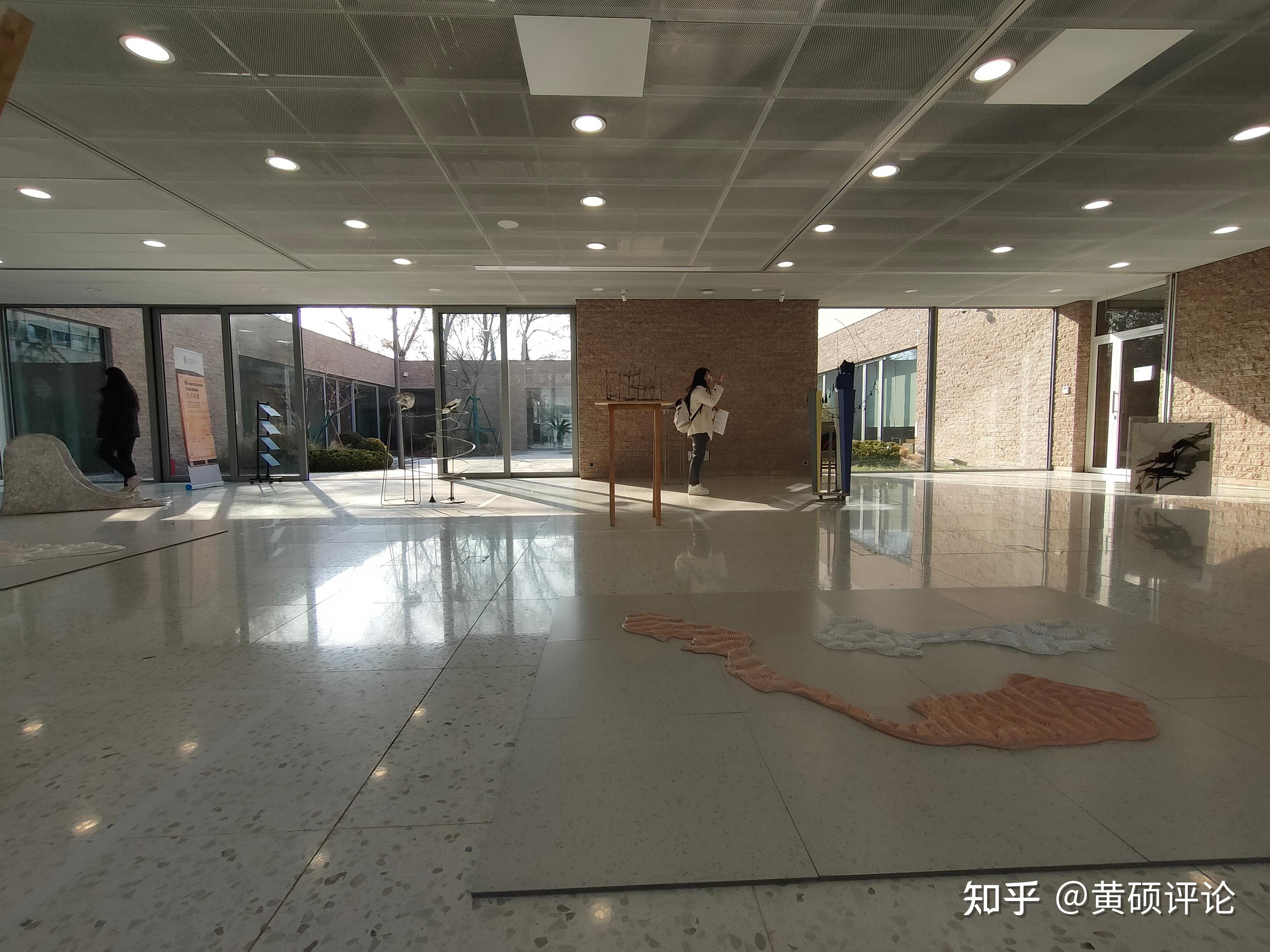 2024年3月13日下午,中国北京,参观在比利时王国驻华大使馆举办的"尺寸