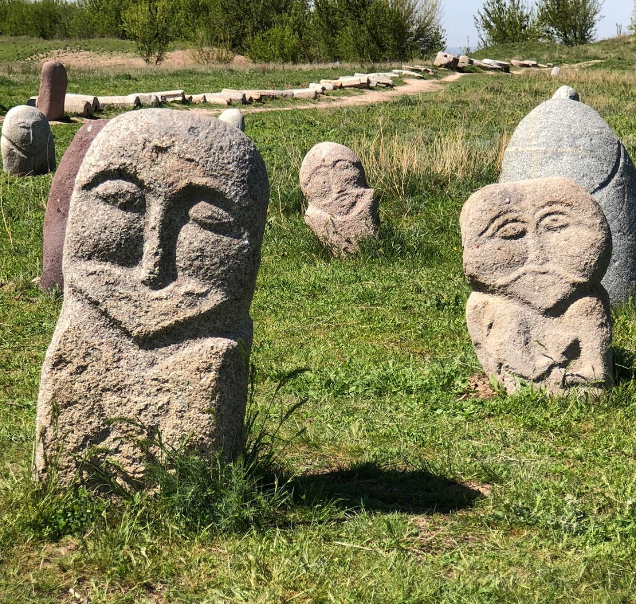 就一目了然了,如下图 我国的汉文史书里记载过突厥木杆可汗的外貌特征