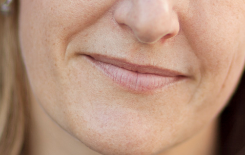 图上看嘴唇苍白,有点暗淡无光,我们可以对它进行调整找到下方小太极