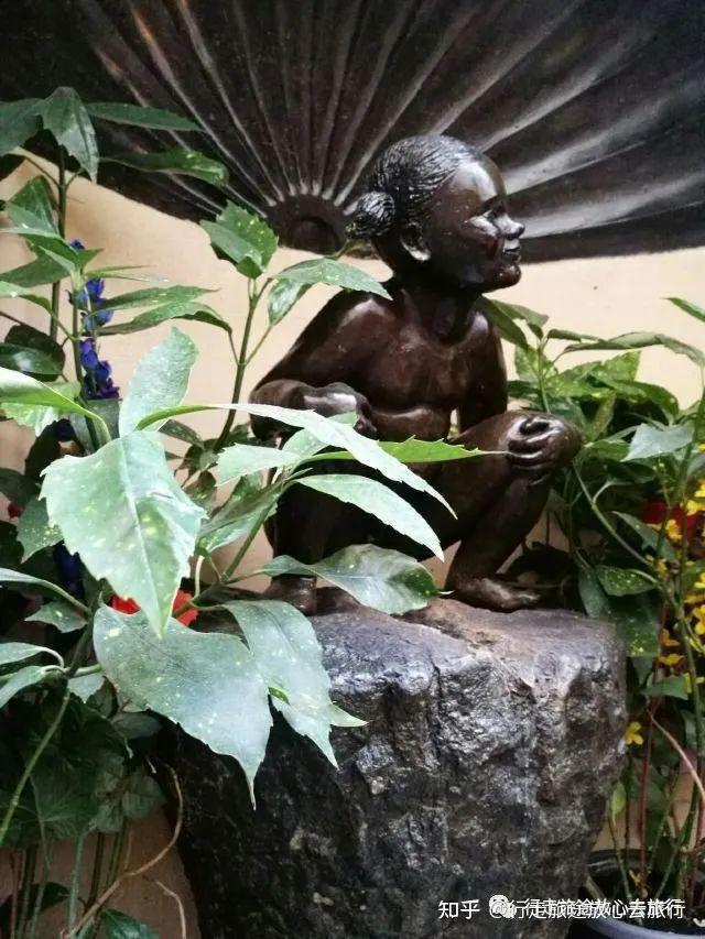 雕像隐藏在一条小巷(信仰巷)深处,"尿尿小妹"的名字叫jeanneke pis