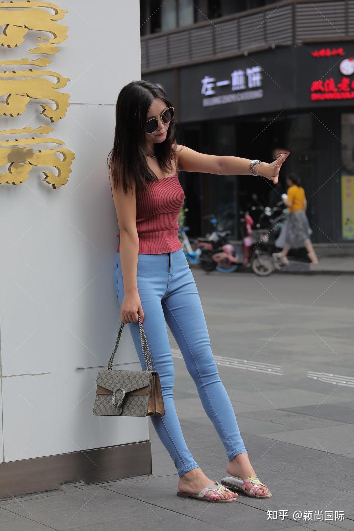 七分紧身牛仔裤,尖头细高跟凉鞋,身材好的姑娘,真会搭配自己