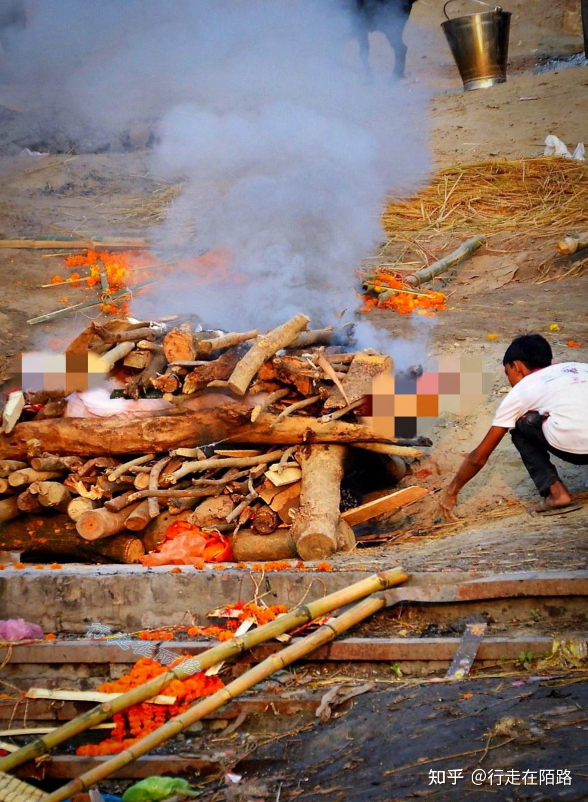 所以,恒河边二十四小时都在不间断的焚烧尸体,一名出售木材的商人说:"