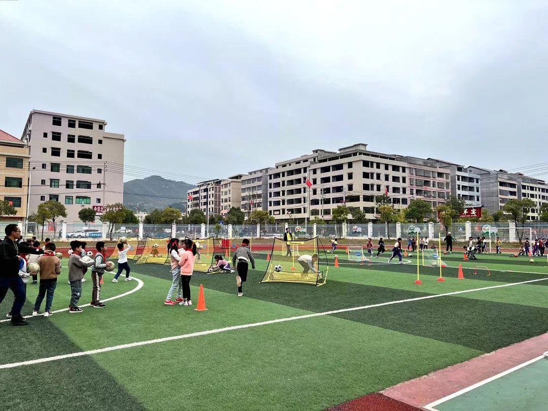 为瑞金市长征小学,红井幼儿园教师们带来了全新的足球思想意识,老师们