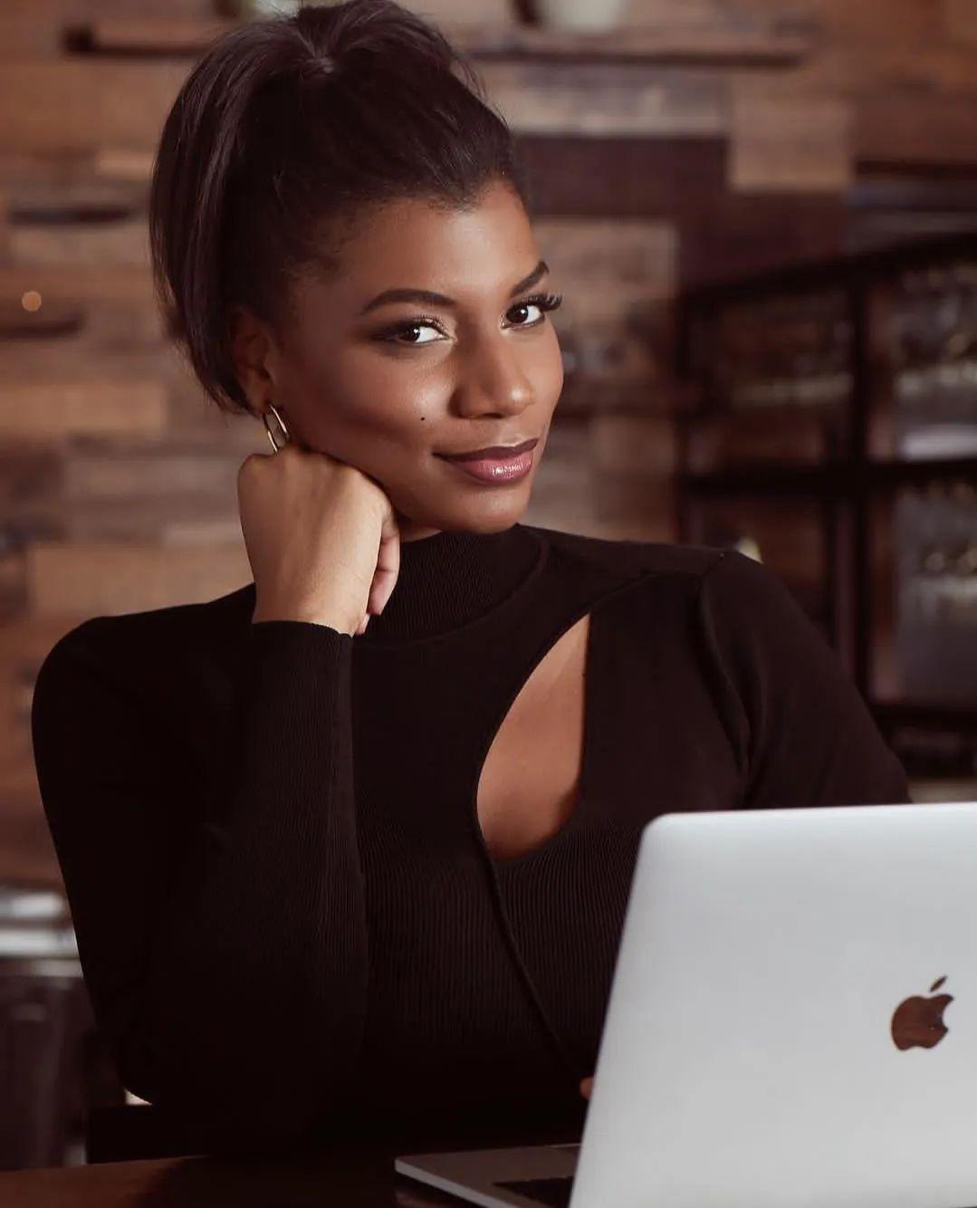 这位女主持名叫taylor rooks,是美国著名体育记者.