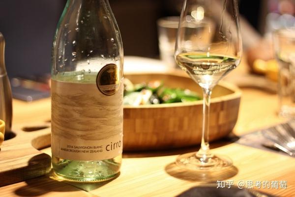 如何给客人开红酒 v2-839a7bbb9c26477aed8bfe39a3b888df_r.jpg