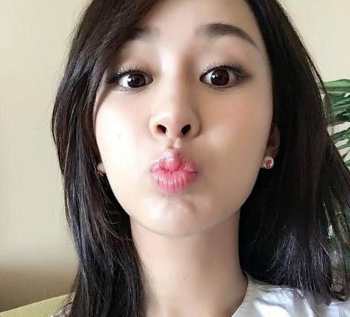 的爱情故事,讲的是一男女在相爱的时候,男生说最喜欢女生嘟嘴巴的样子