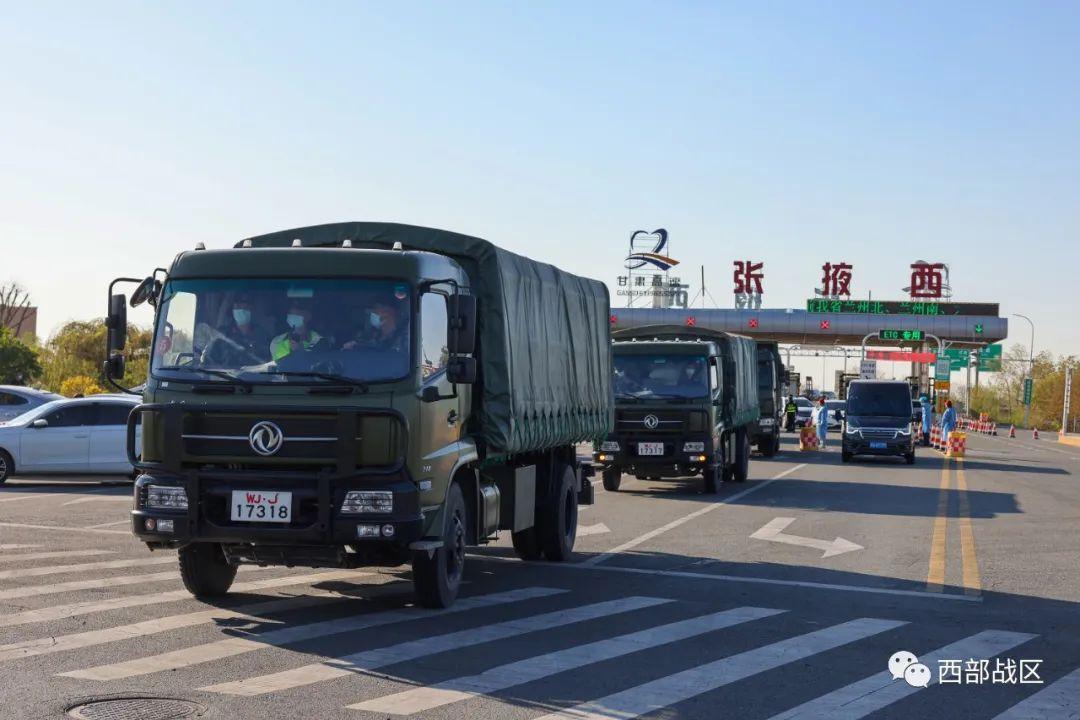 武警军车车队图片