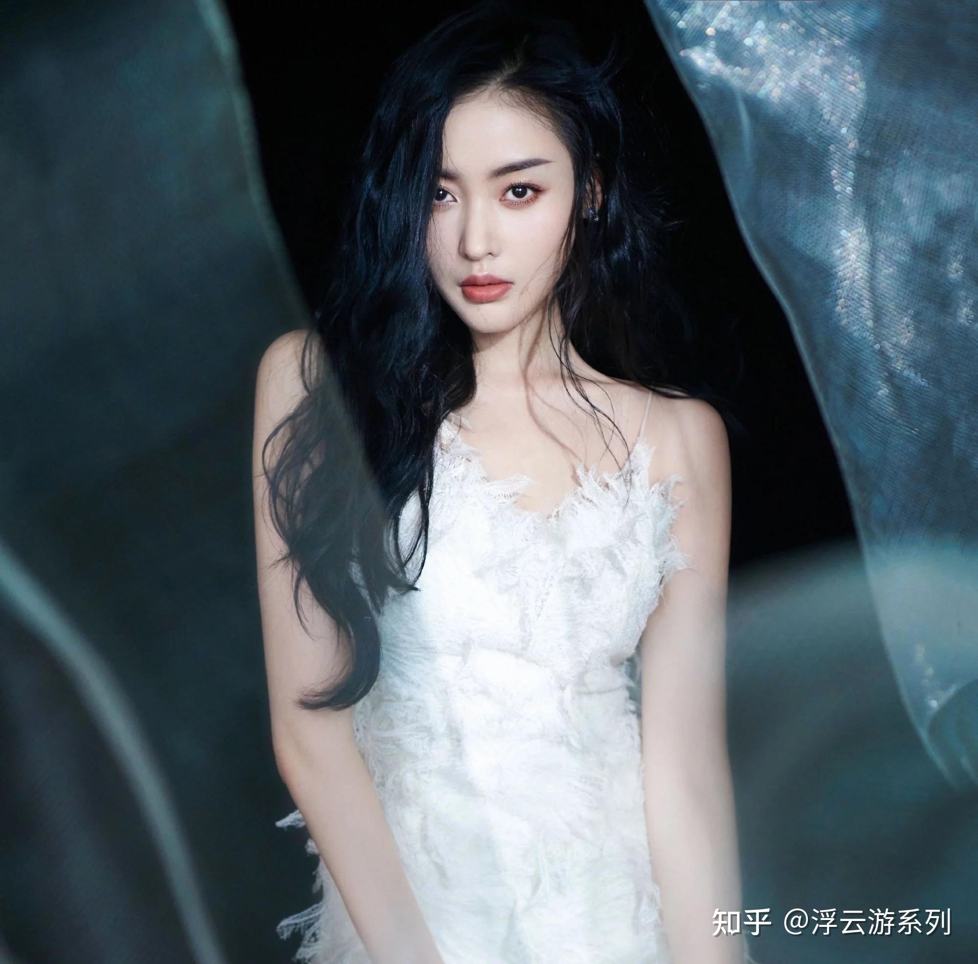 张天爱真是复古美人穿露肩白裙比例出众侧颜颌骨美爆了