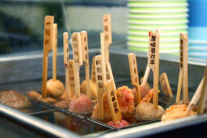 每当晚归,半岛君总会走到家附近的全家或者7-11便利店去买关东煮,阿姨