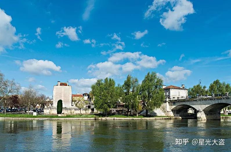 法国干邑镇一部燃烧500年的历史教科书