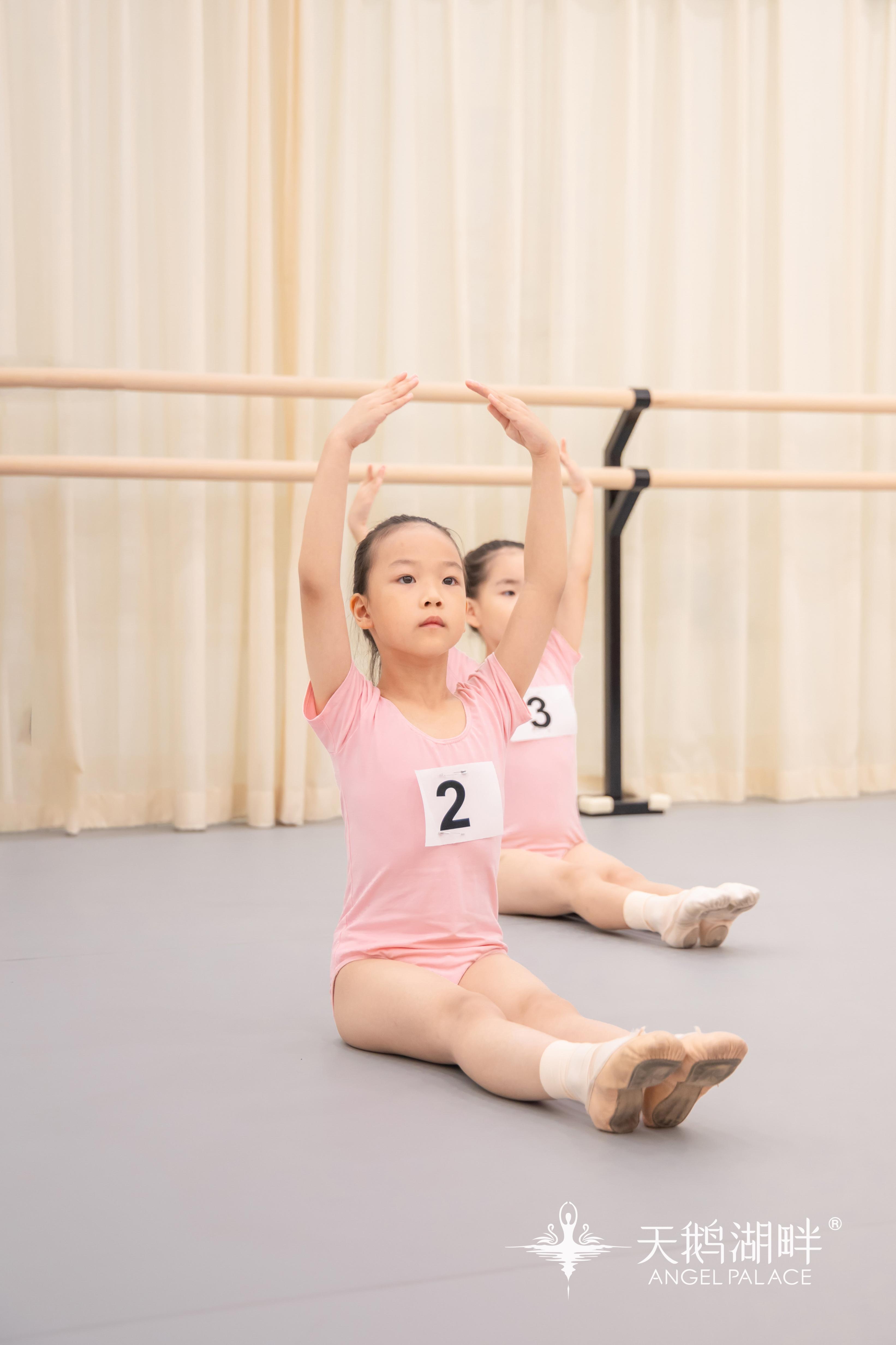 小学生芭蕾舞压腿图片图片