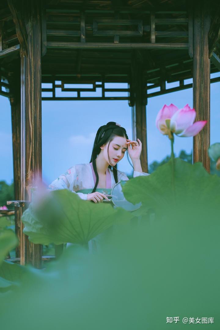 超清采荷花的古典美女艺术写真无水印自取