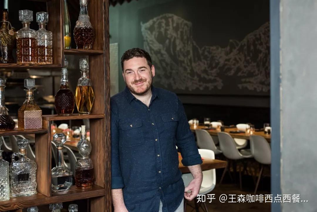脱下律师袍之后,巴泽雷才开始考虑是否要戴上厨师的高帽.