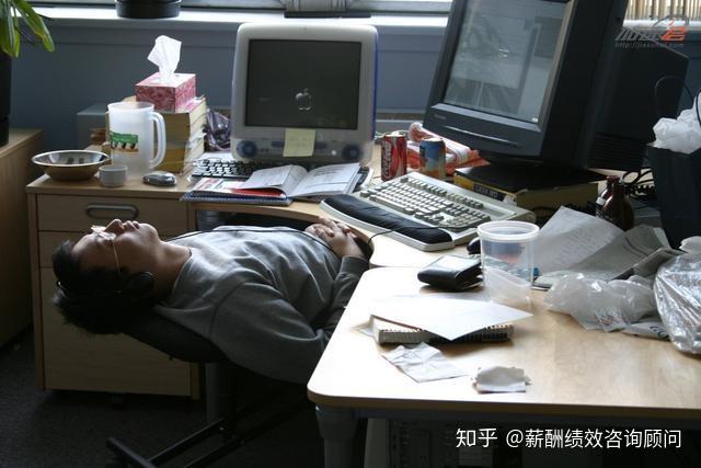 26个员工都是打卡上班来打混的,有活也是推给别人,偷懒也没人管,真正