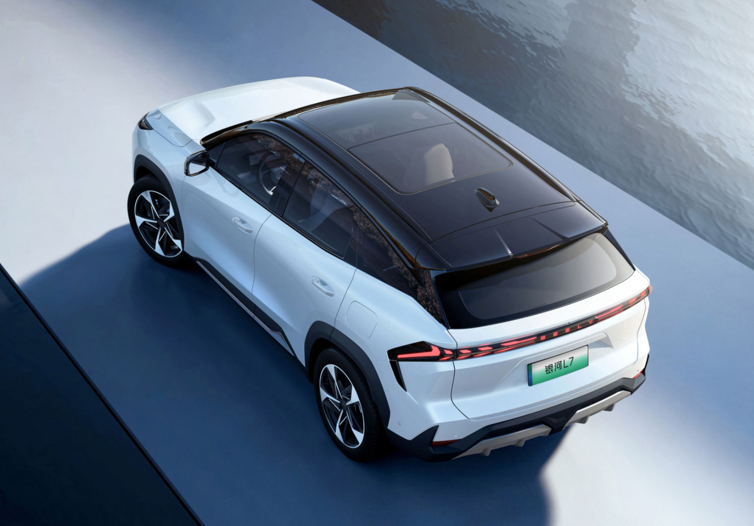 车尾则采用了一条内置了吉利"geely"英文字标的贯穿式尾灯,尾灯造型