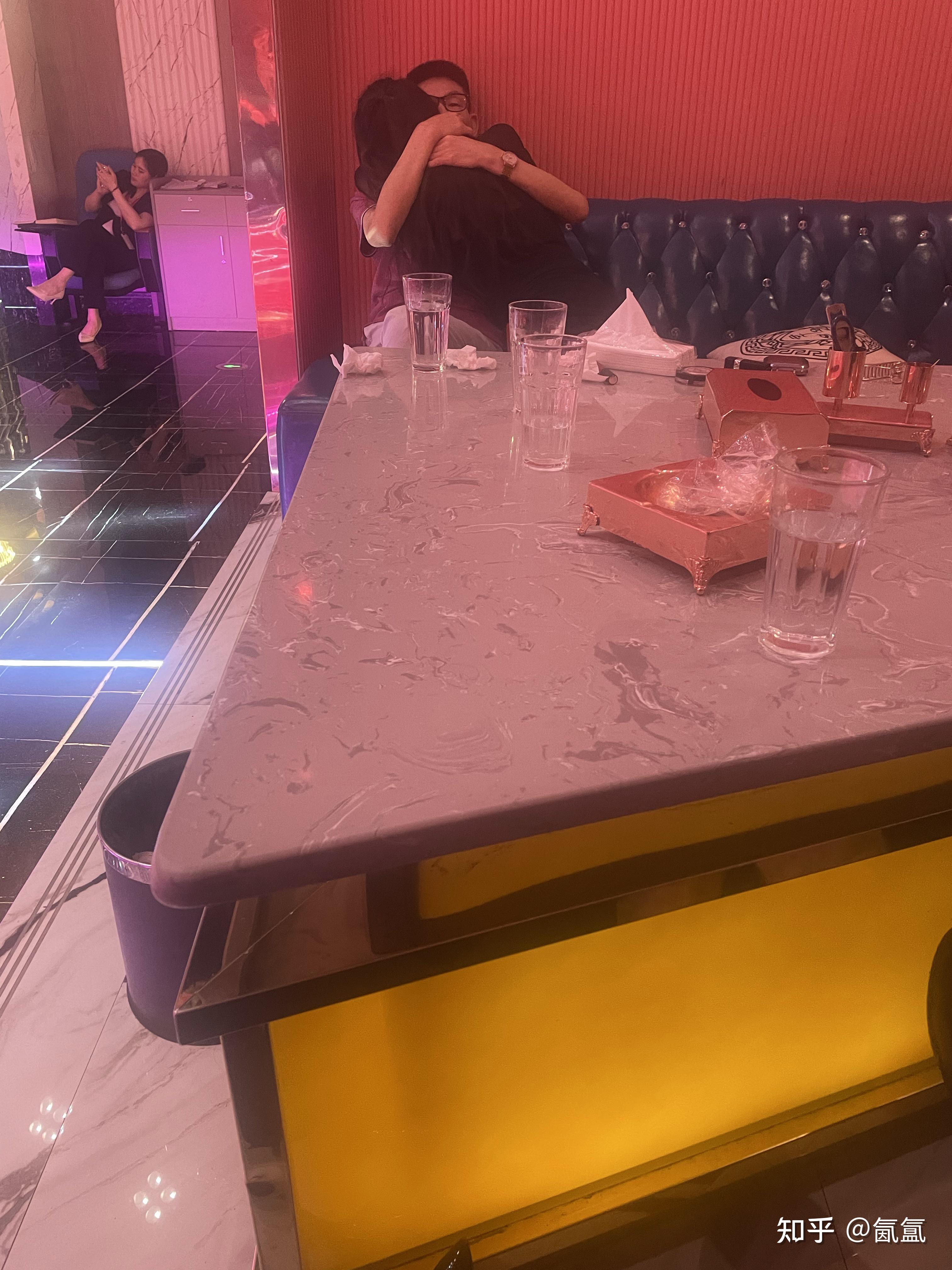 六个小时就走走秀,我当时还问确定不用喝酒吧,不是ktv酒吧什么的吧