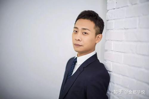 吴京找张毅拍戏问片酬多少，张毅用手比了个一，吴京惊讶了一个亿 - 知乎