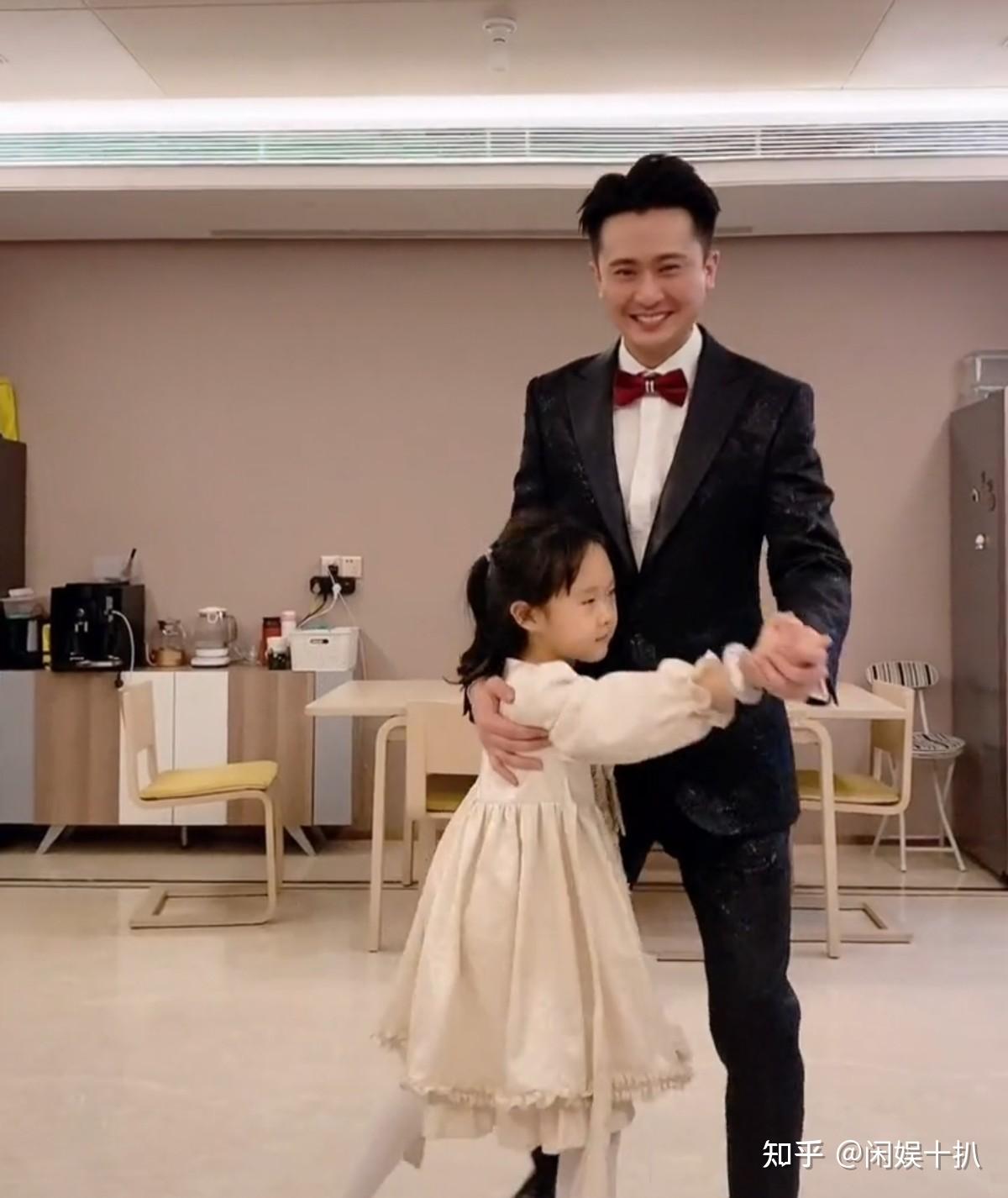 央视主持杨帆从铁岭走出的知名主持结婚生女一家三口其乐融融