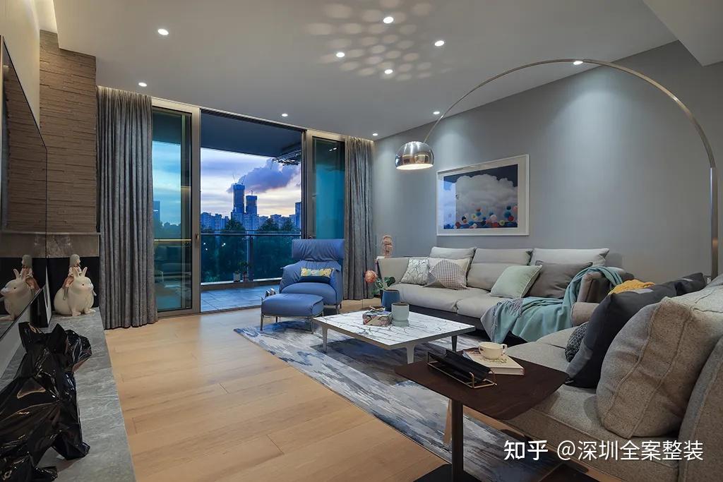 整体天花吊平顶 无主灯的设计,布置上现代优雅的沙发茶几等家具,让