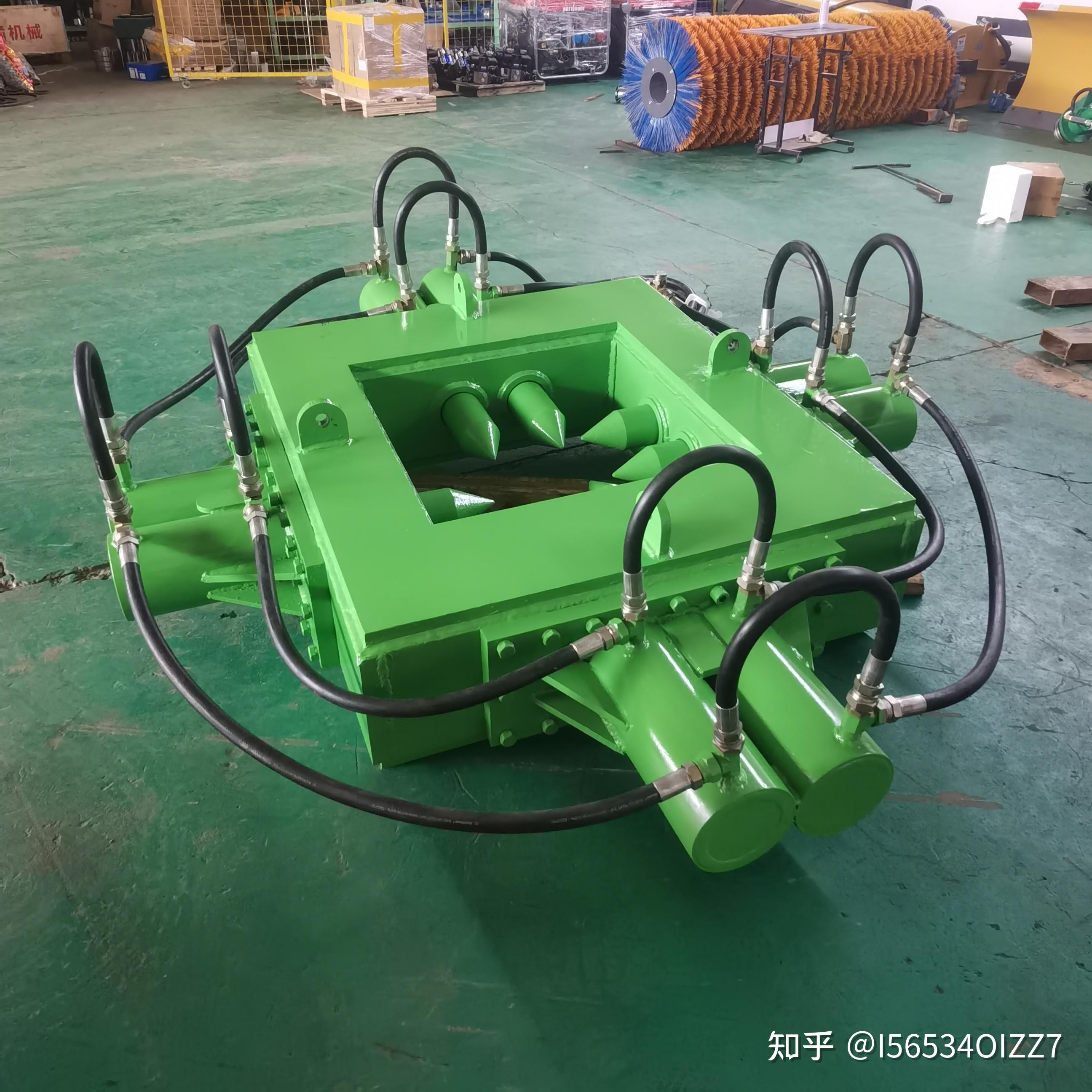 破桩机通过动力源向截桩机的几个油缸提供压力,油缸直接驱动钻杆,同时