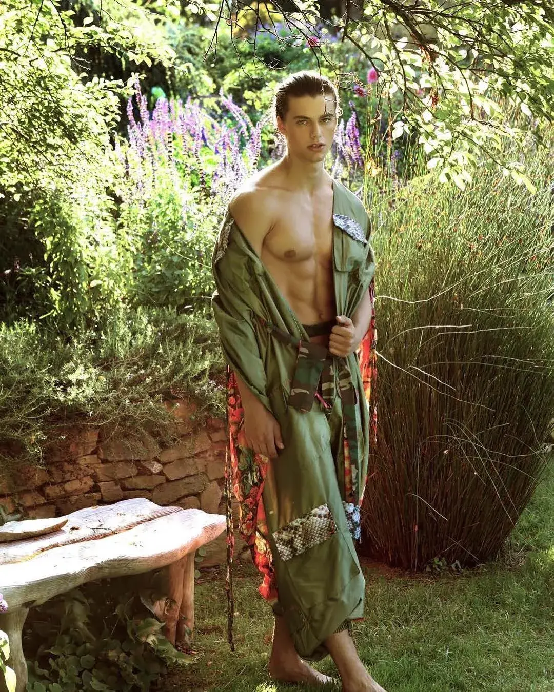 16岁191cm内裤男模私照吸粉7万美好肉体引网友集体鸡叫