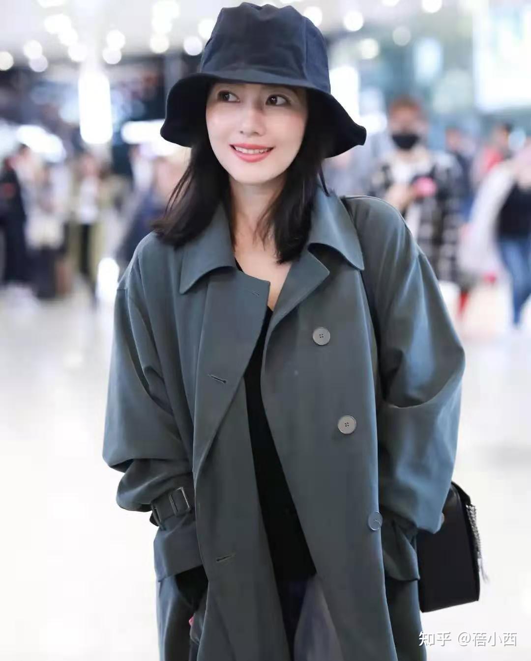 "高圆圆"衣品不简单,穿皮衣外套系在腰间,时髦吸睛又不失个性