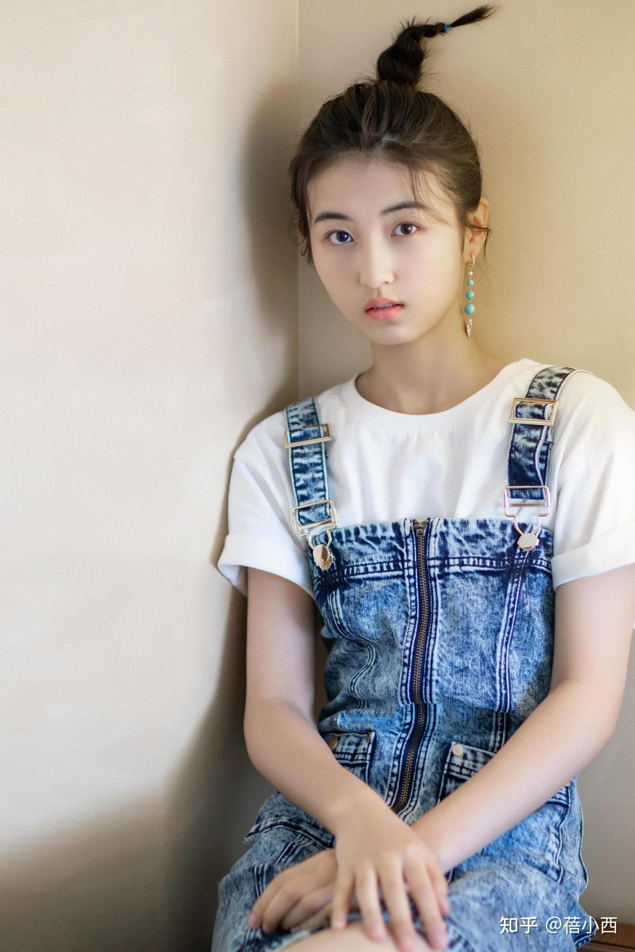 我被张子枫惊艳到了,穿抹胸蛋糕纱裙气质优雅,高级感扑面而来