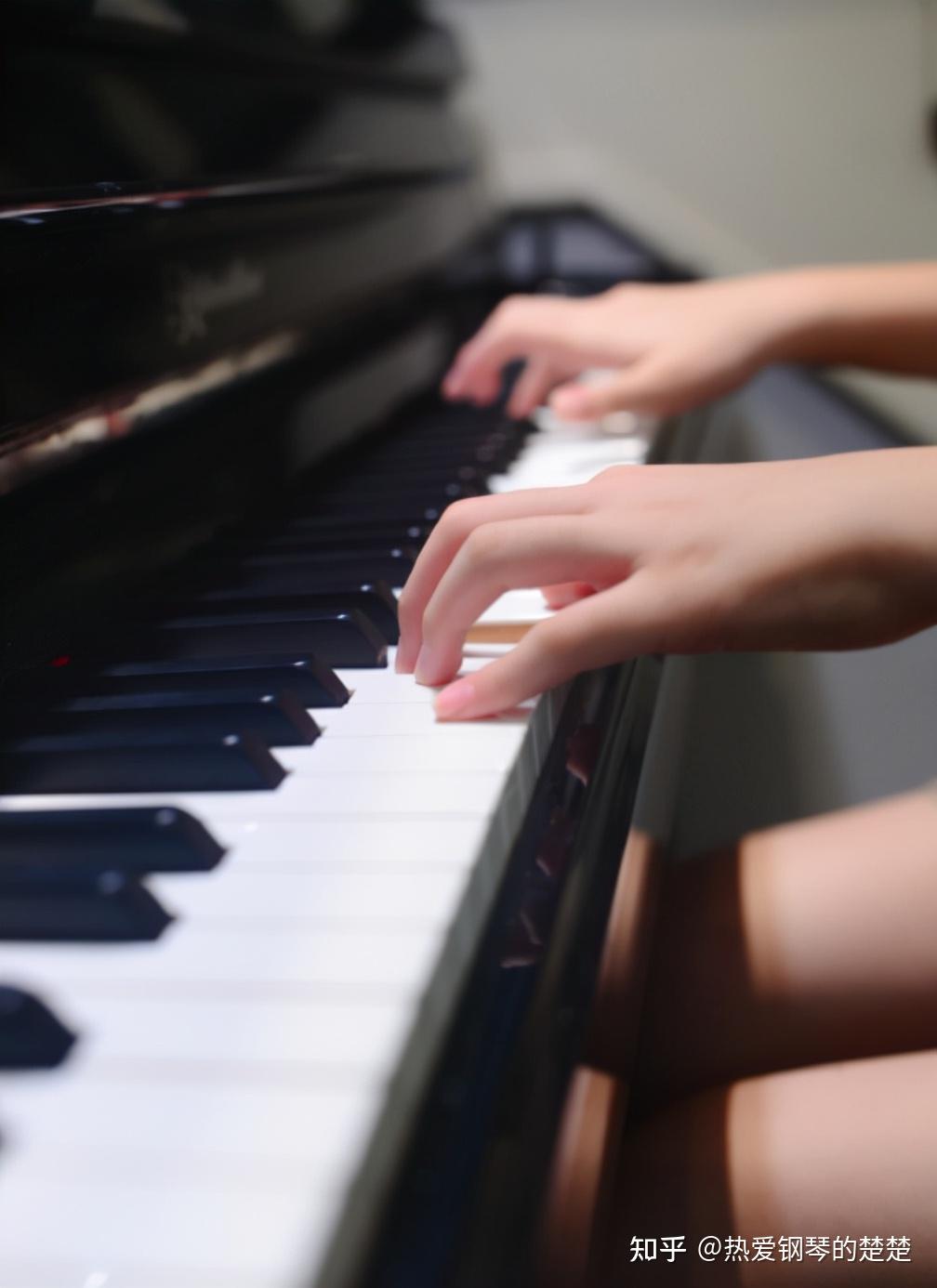 为什么通过观察人的手就能判断他是否会弹钢琴?