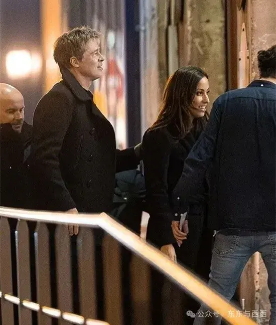 61岁皮特和32岁女友撒狗粮,竟毫无违和感,亲生女儿要离开朱莉和他住