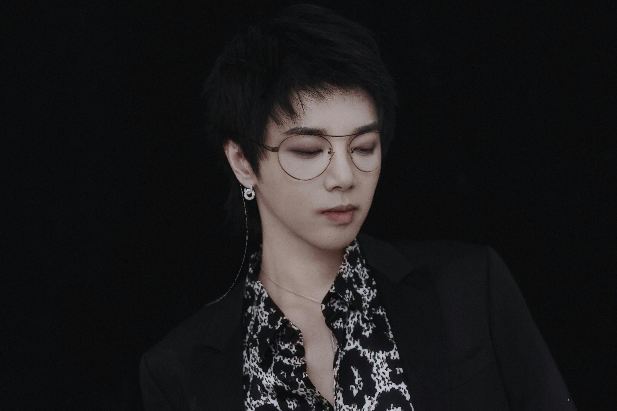 有哪些好看的华晨宇照片无水印的