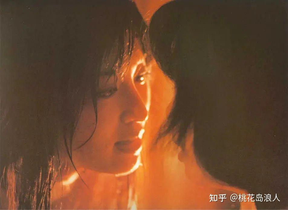 《刀》中还有两个女性角色,一个是养猪女,还有一个是周嘉玲饰演的风尘