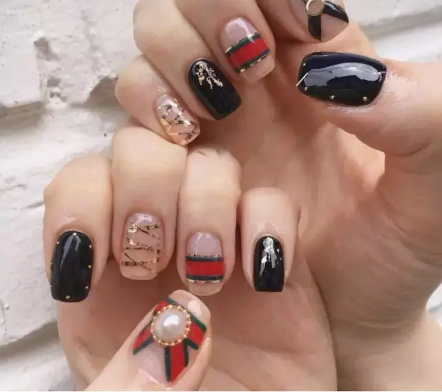 这里可能是最全的新年美甲集合了-新年美甲图片2021简单大方红色衣服