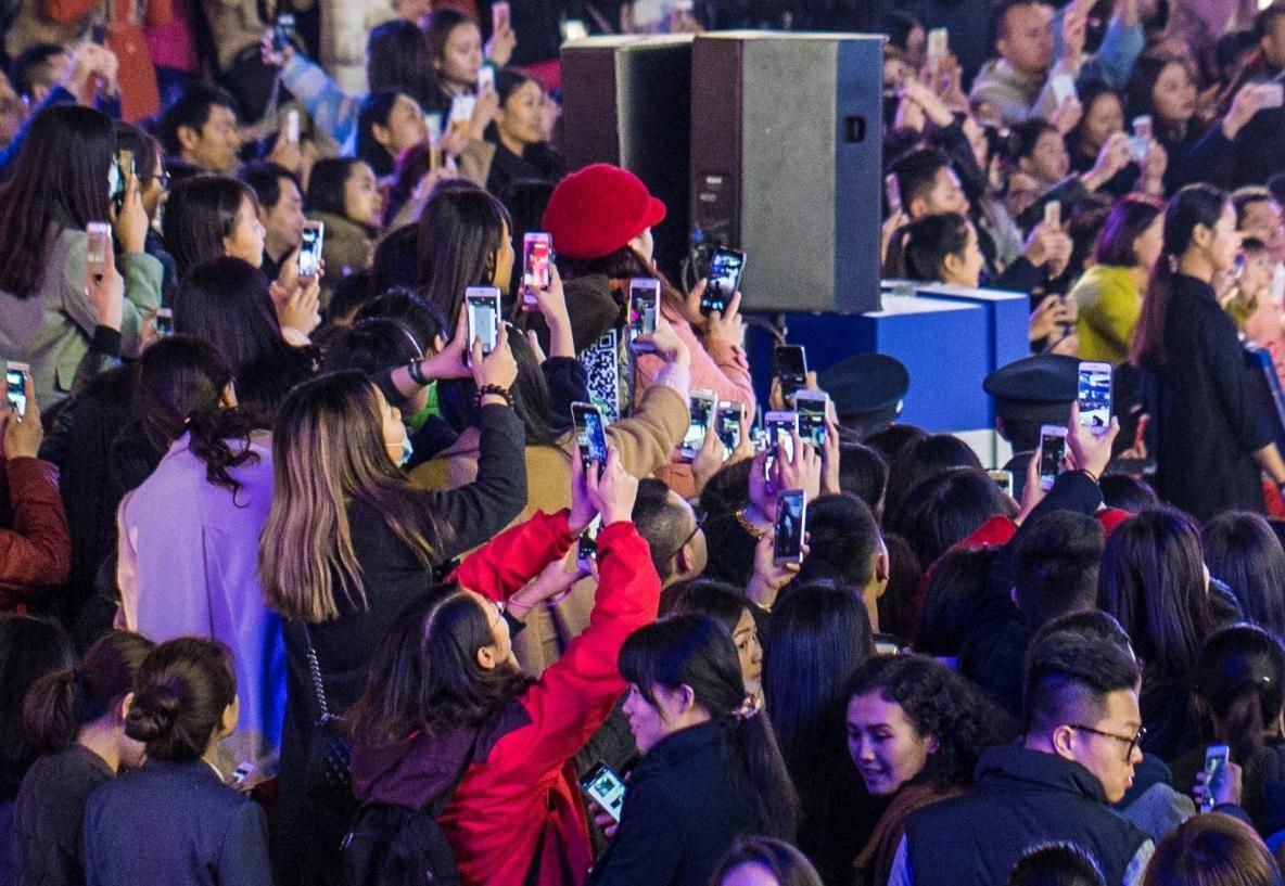 引导青少年崇尚偶像的人格和品质理性追星有尺有度