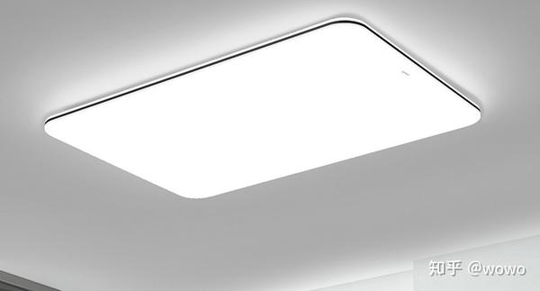 这一款oppo照明的吸顶灯,它的外观还是比较参保的同时它采用的是双面