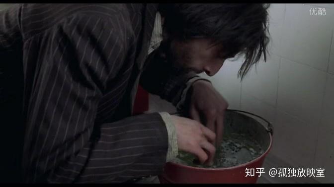 喝下…站在门外地看着喜欢的女孩,眼神满满的渴望但又不可触碰,战争中