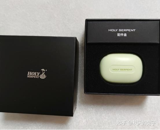 把春天戴着耳朵上,蛇圣小悠降噪耳机好看又好用