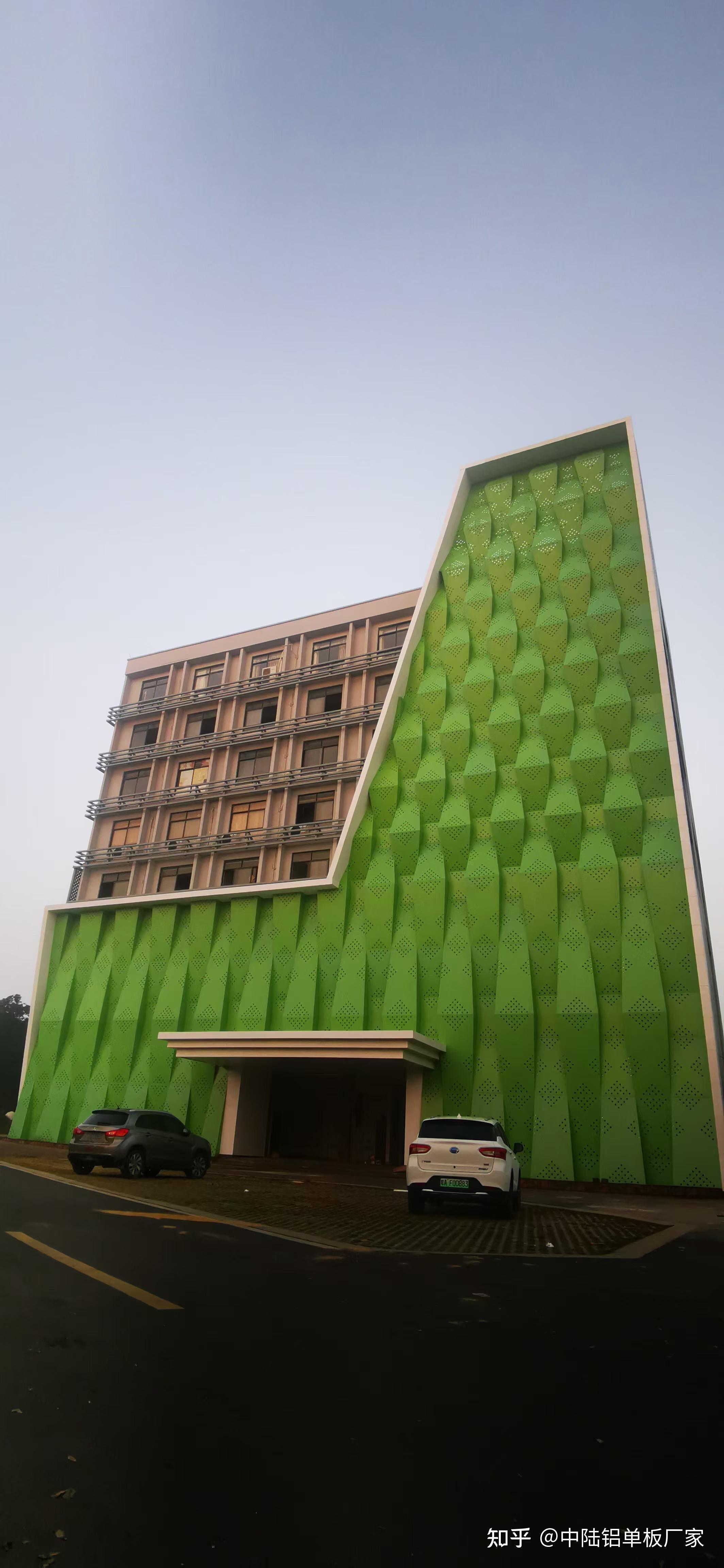 用绿色幕墙冲孔铝单板给地球增添一份绿色