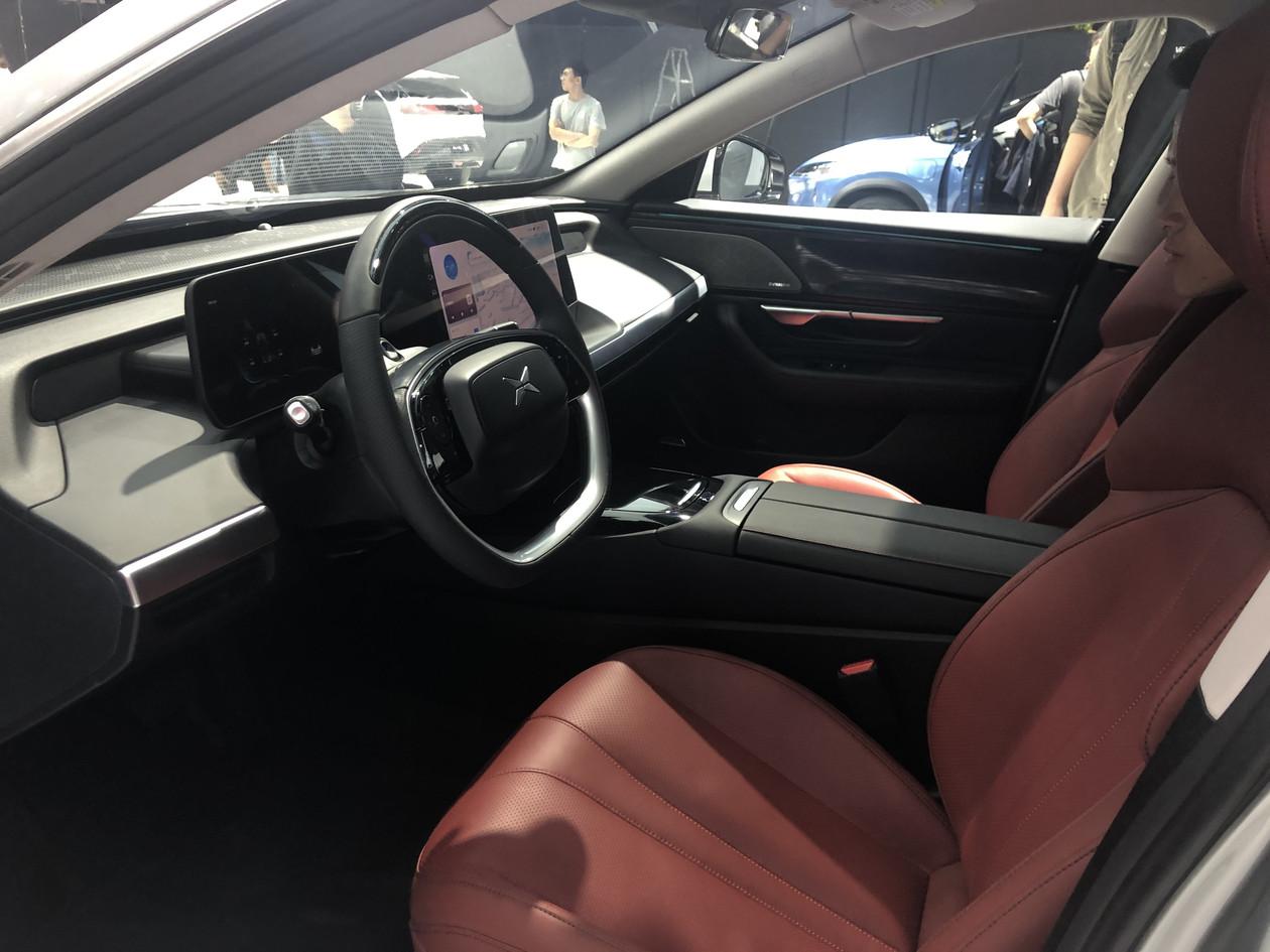 内饰方面,小鹏p7的内饰并没有沿用小鹏g3的内饰布局,而采用了时下流行